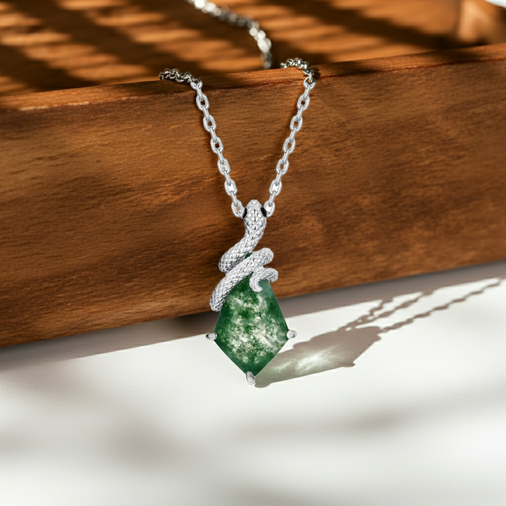 Collier « Serpent Noir » en agate mousse taille poire, inspiré par la nature et orné d'un serpent mystique sculpté.