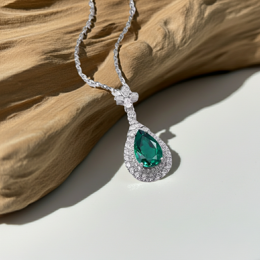 Pendentif halo en émeraude de laboratoire taille poire « Rosée de forêt »