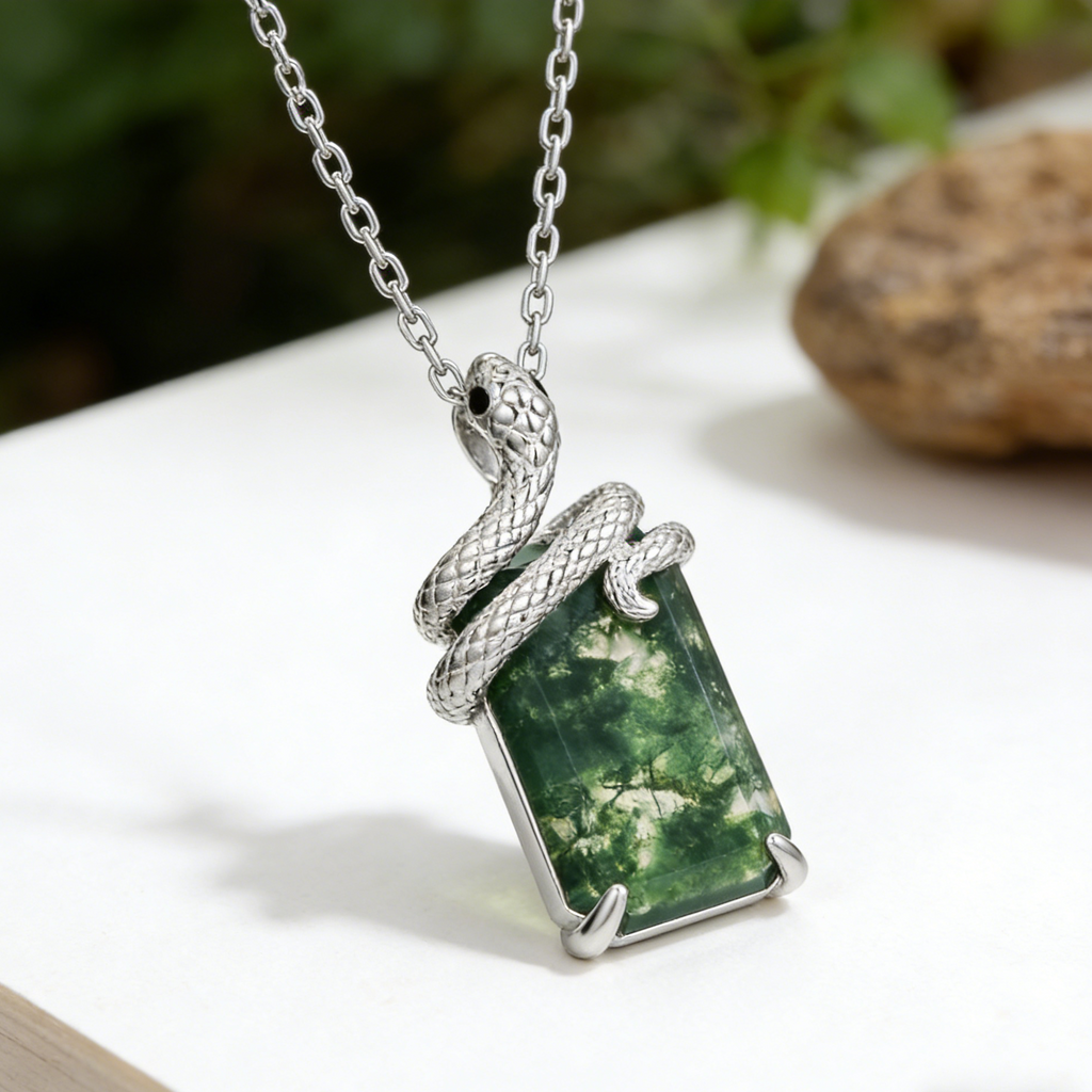 Collier en agate mousse taillée en forme de cerf-volant, orné d'un serpent mystique sculpté, inspiré par la nature