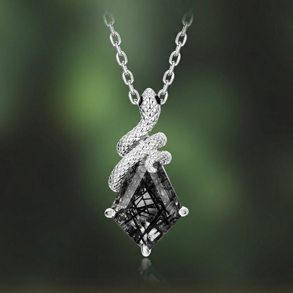 Collier en quartz rutile noir taillé en cerf-volant, inspiré par la nature et orné d'un serpent mystique sculpté.