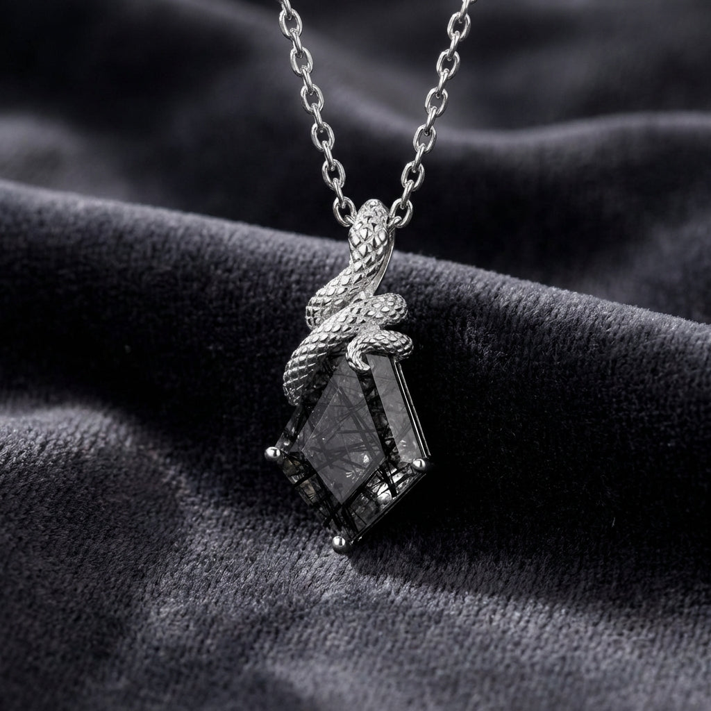 Collier en quartz rutile noir taillé en cerf-volant, inspiré par la nature et orné d'un serpent mystique sculpté.