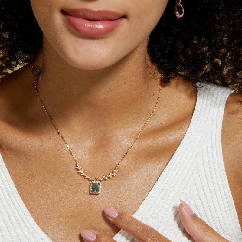 Pendentif halo en agate mousse taille émeraude et collier vigne pour petite amie - « Médaillon forêt »