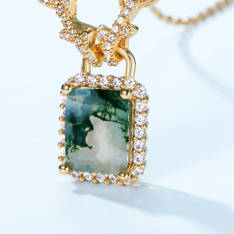 Pendentif halo en agate mousse taille émeraude et collier vigne pour petite amie - « Médaillon forêt »