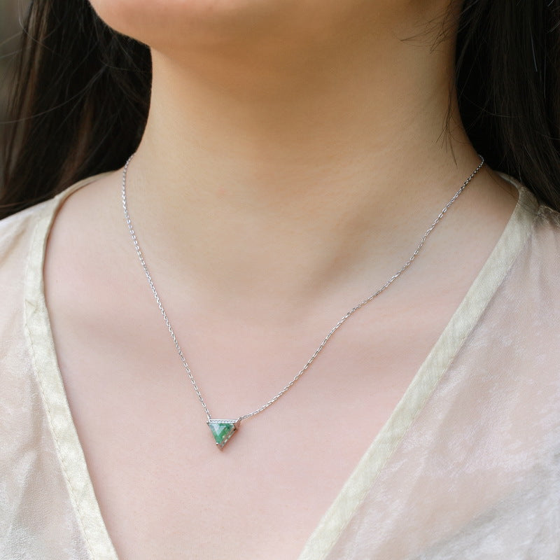 Collier d'accent scintillant en agate mousse taillée en triangle pour petite amie - « Pyramide mystique »