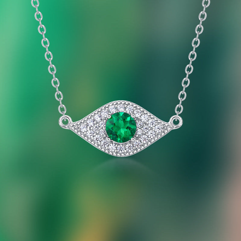 Collier en forme d'œil maléfique avec émeraude de laboratoire taille ronde