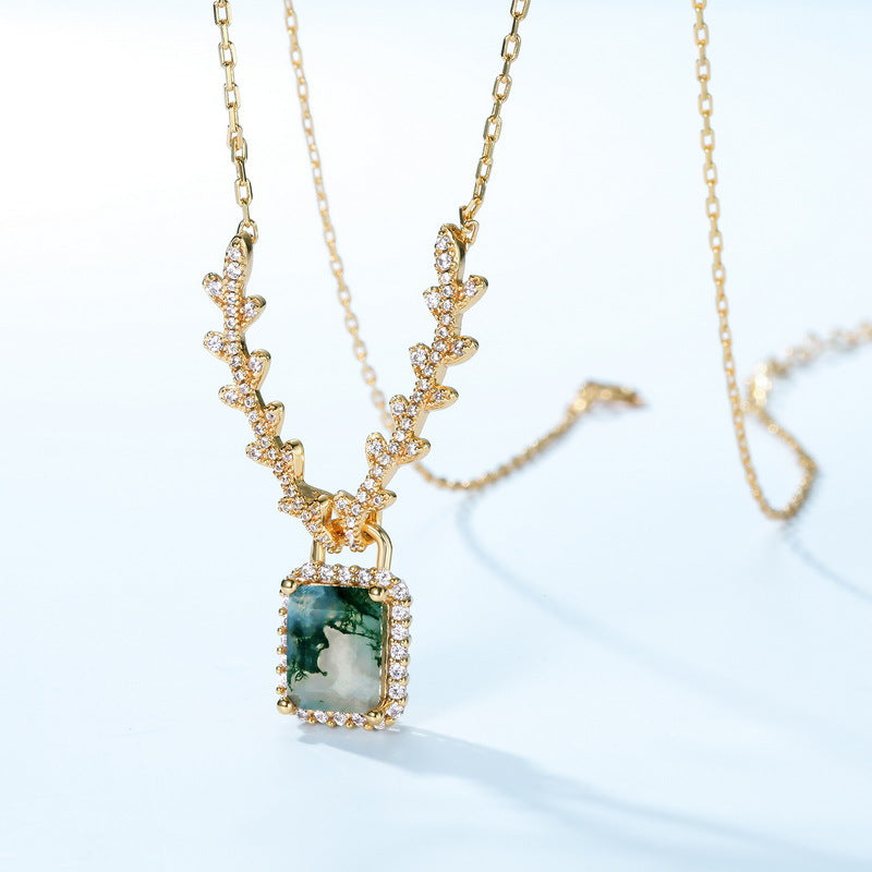 Pendentif halo en agate mousse taille émeraude et collier vigne pour petite amie - « Médaillon forêt »