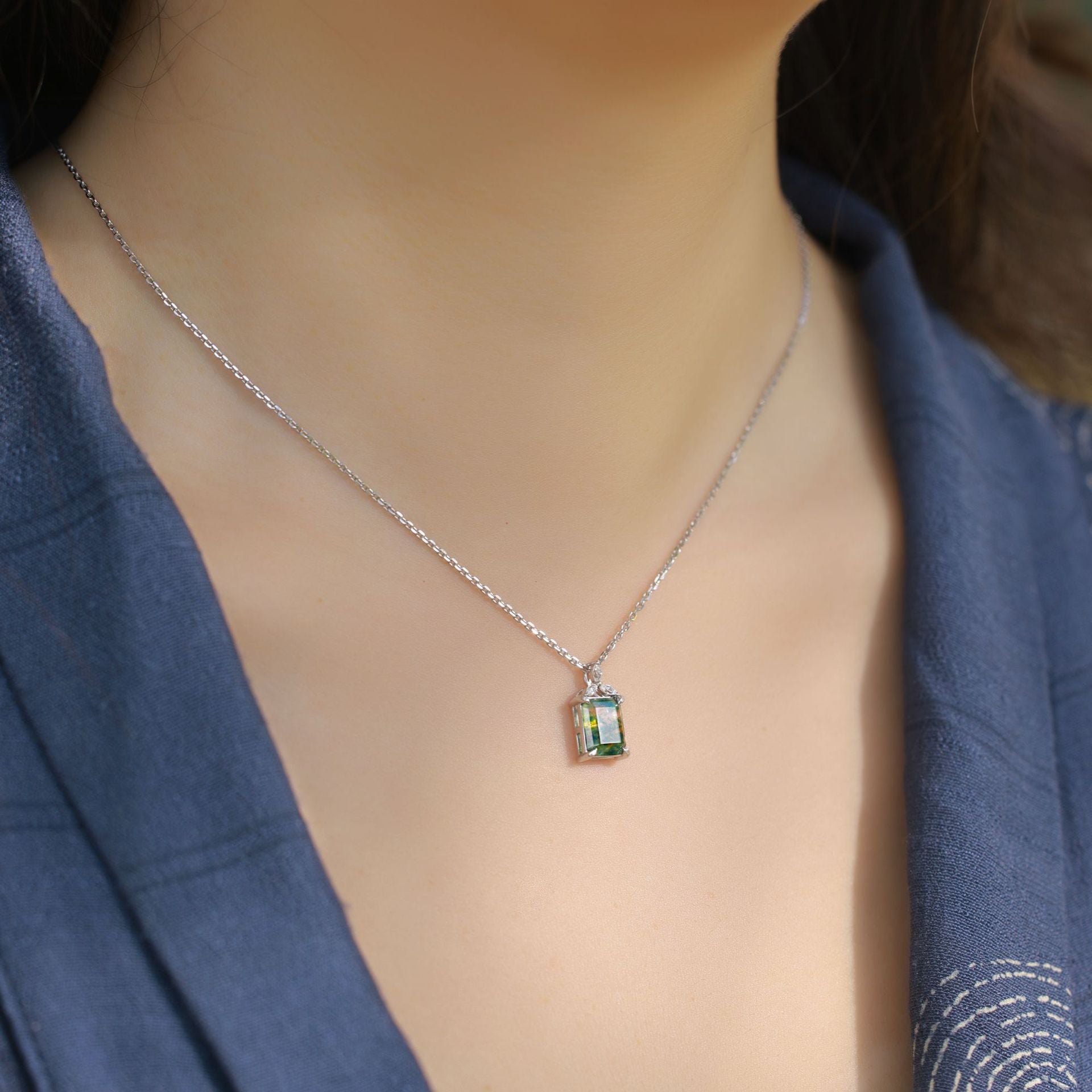 Collier pendentif en agate mousse taille émeraude pour votre petite amie - « Trône verdoyant »