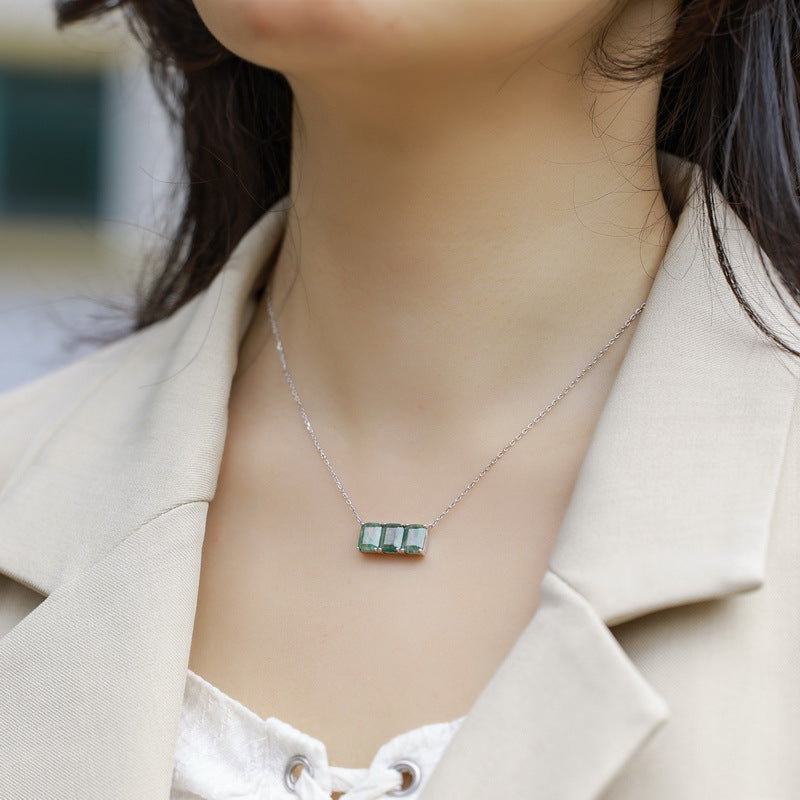 Collier minimaliste à trois pierres en agate mousse taille émeraude pour votre petite amie - « Voile verdoyant »