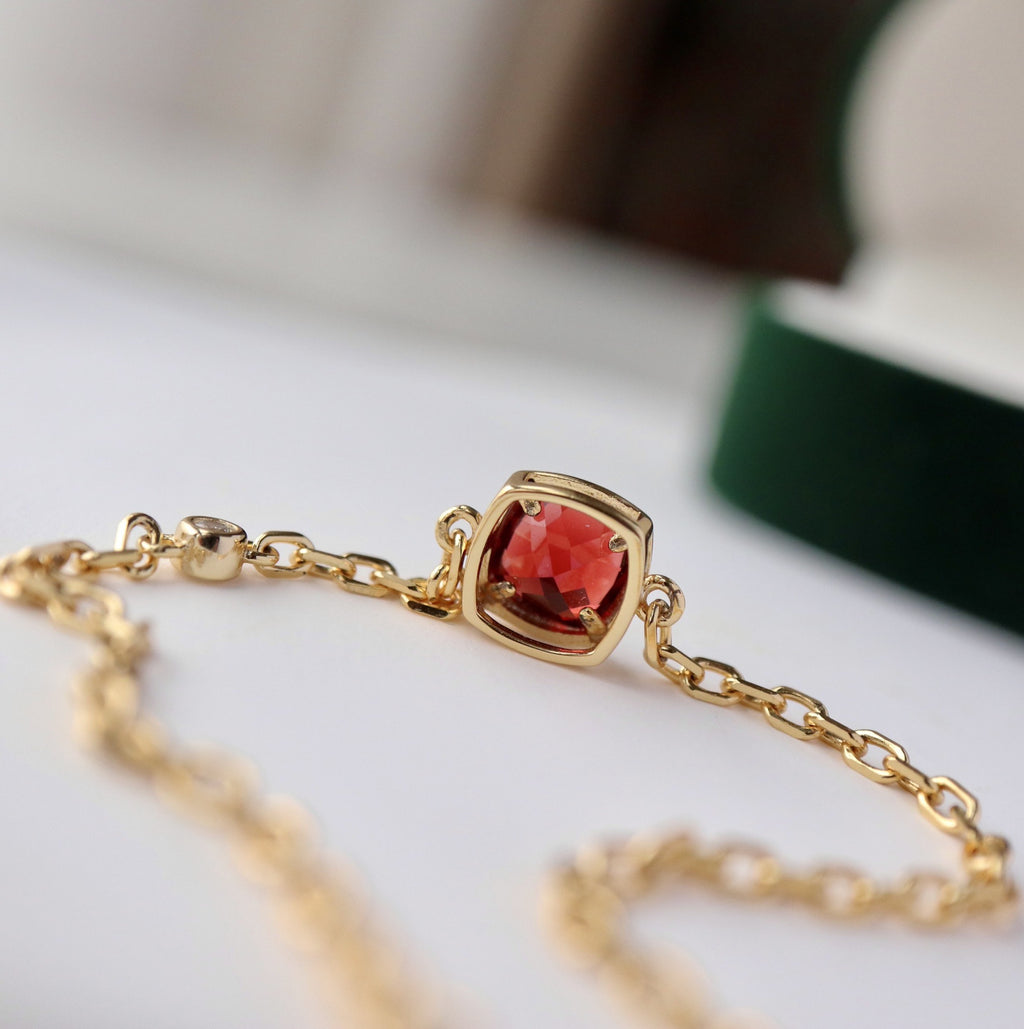 Flamme - Cushion Cut Natural Garnet Minimalist Classic Bracelet