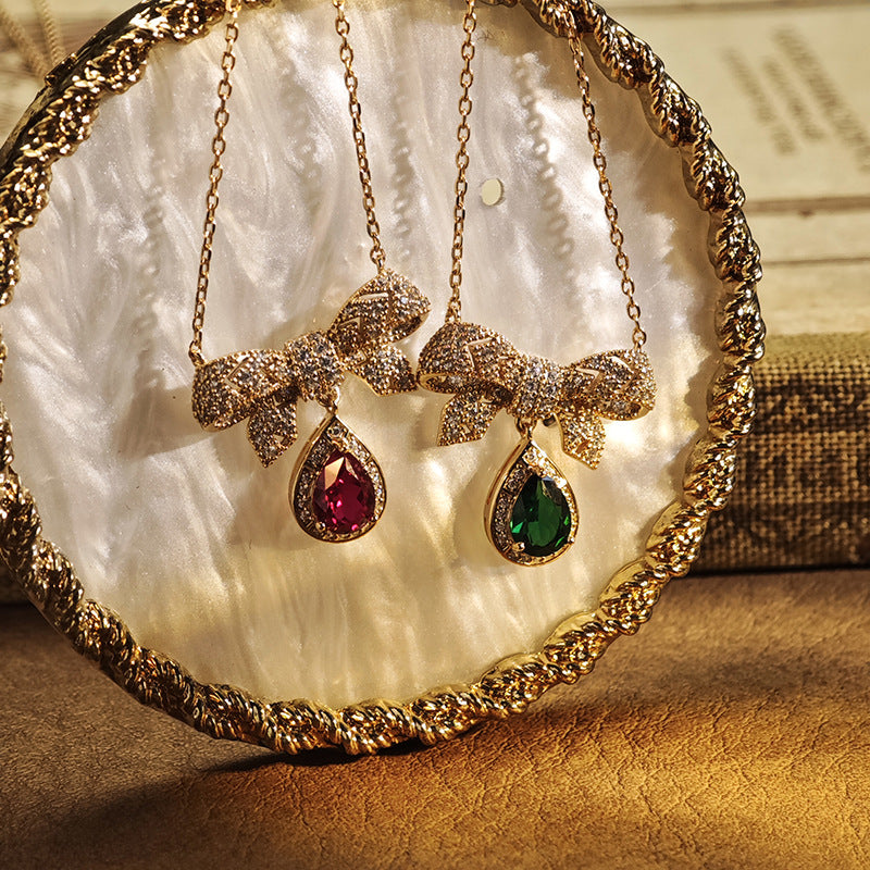 Collier élégant en rubis de laboratoire taille poire avec nœud papillon