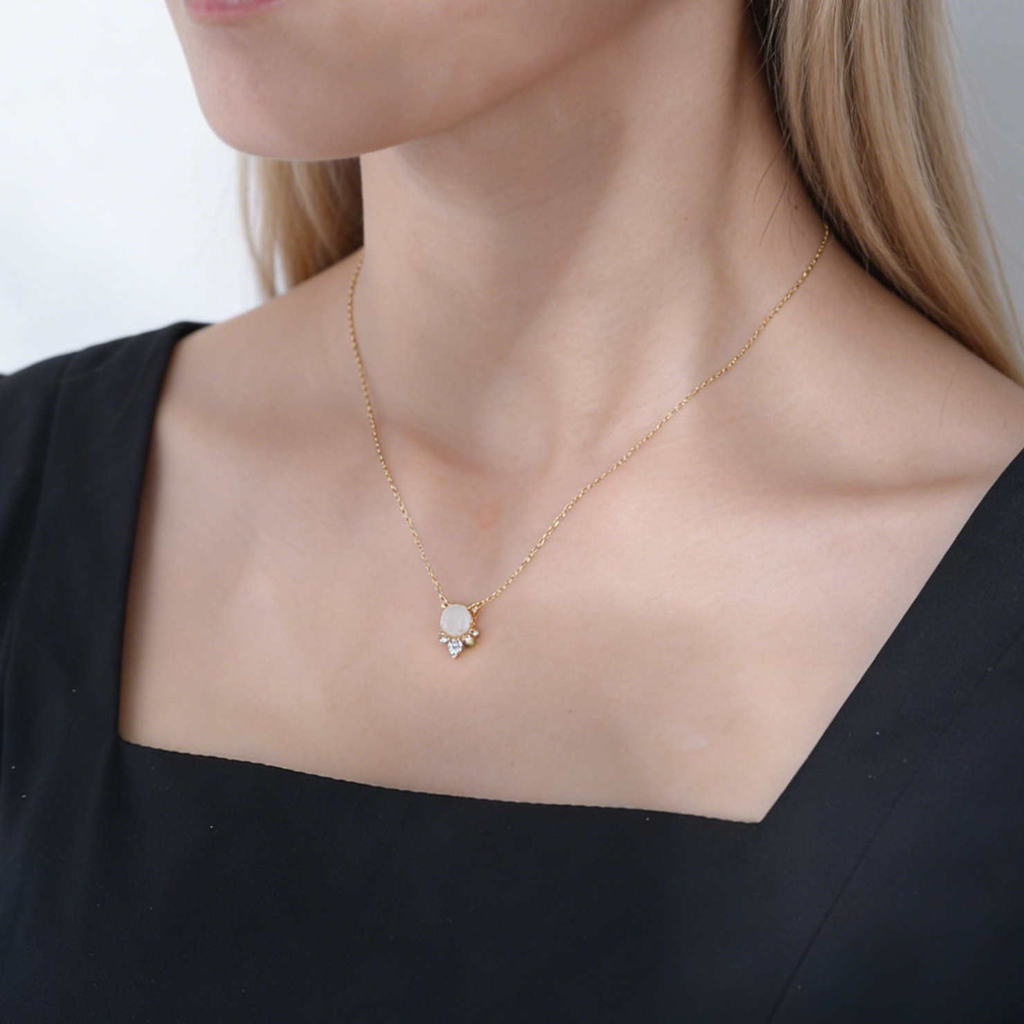 Collier classique Selene en pierre de lune taille ronde