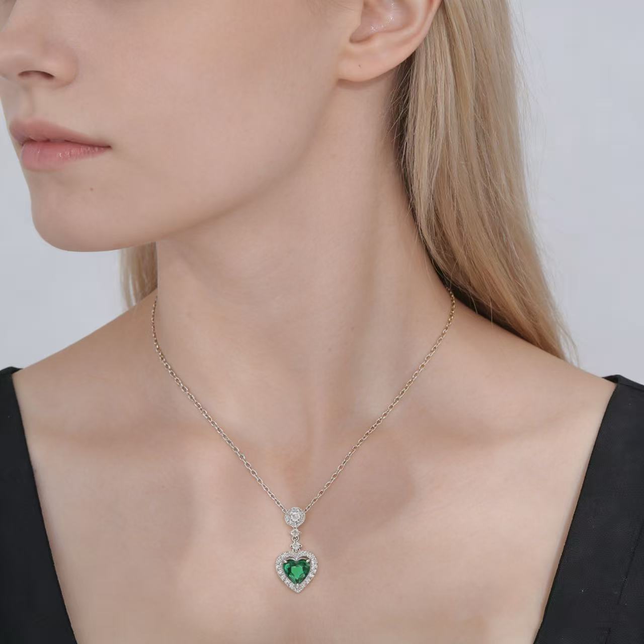 Pendentif halo en forme de cœur avec émeraude de laboratoire et émeraude de laboratoire