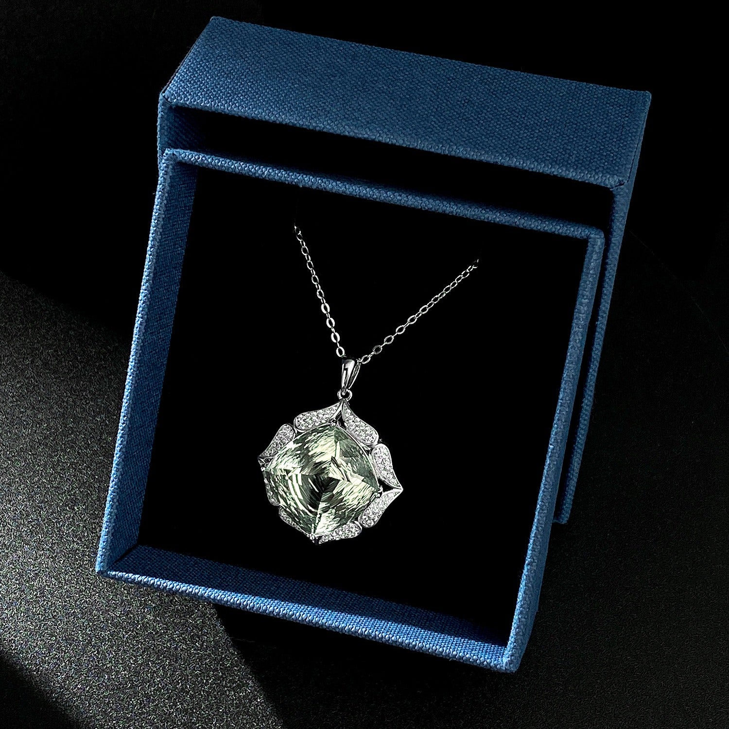 Collier en quartz prasiolite vert naturel taillé en rose « Veloria » : Élégance pour les soirées formelles