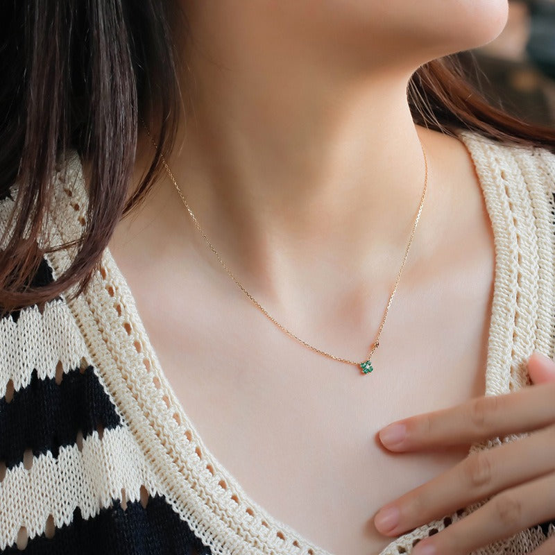 Collier de Noël Celestia à quatre feuilles en émeraude naturelle et rubis taille ronde, orné d'un trèfle et d'un collier rond en émeraude et rubis naturels.