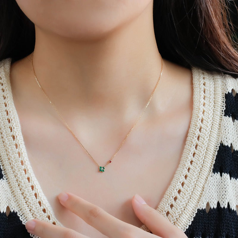 Collier de Noël Celestia à quatre feuilles en émeraude naturelle et rubis taille ronde, orné d'un trèfle et d'un collier rond en émeraude et rubis naturels.