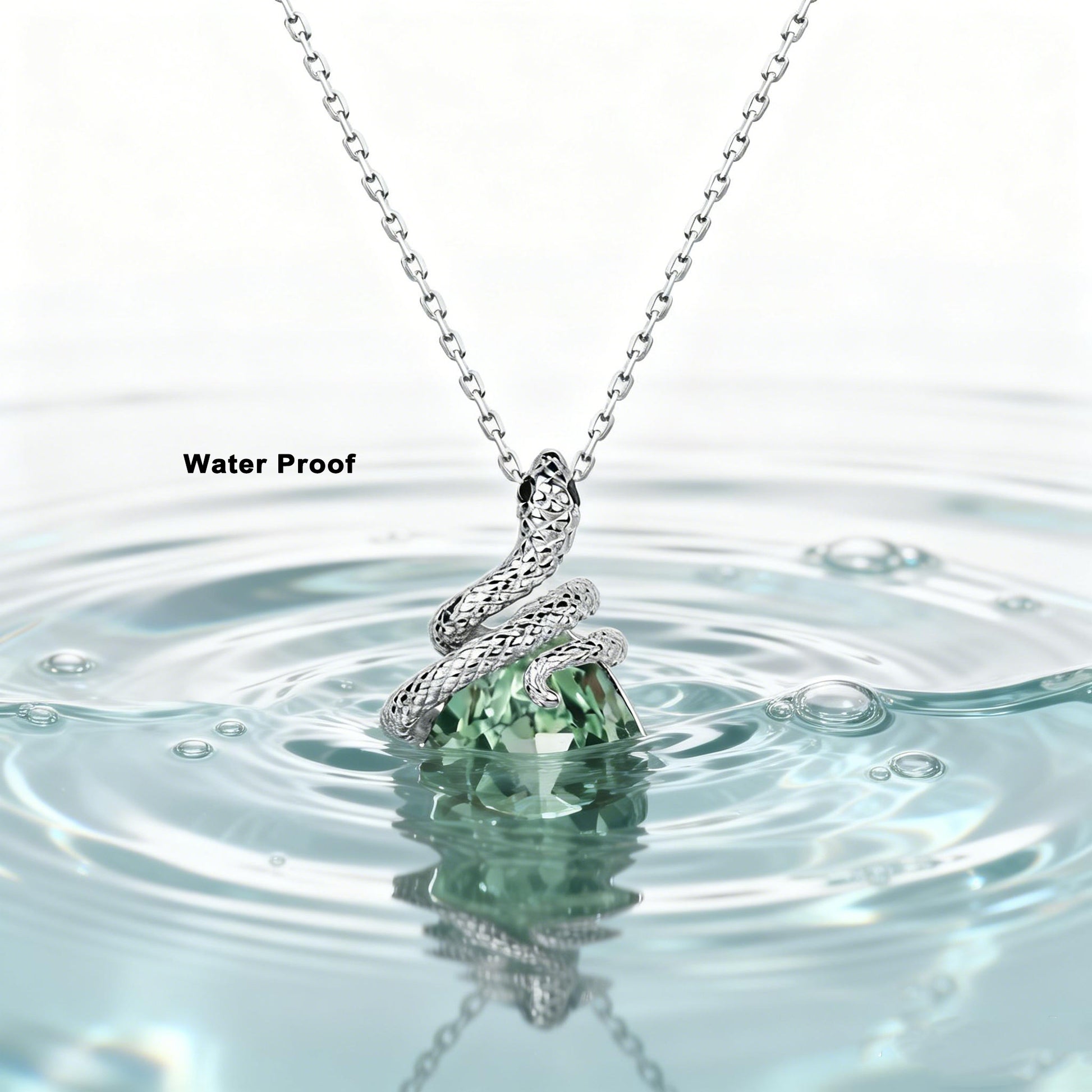 Collier inspiré par la nature, orné d'un serpent mystique sculpté en saphir vert de laboratoire taille poire - Serpens