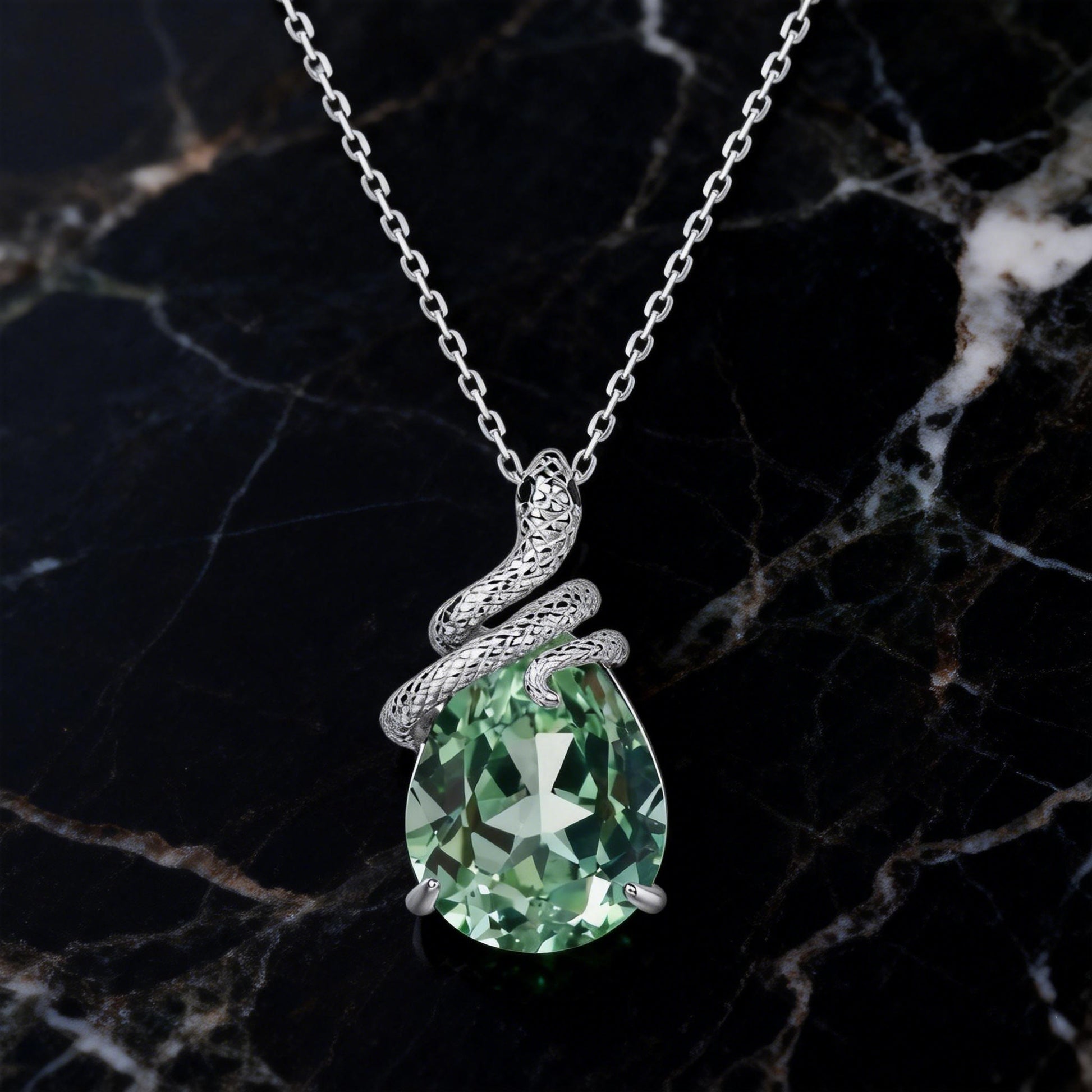 Collier inspiré par la nature, orné d'un serpent mystique sculpté en saphir vert de laboratoire taille poire - Serpens
