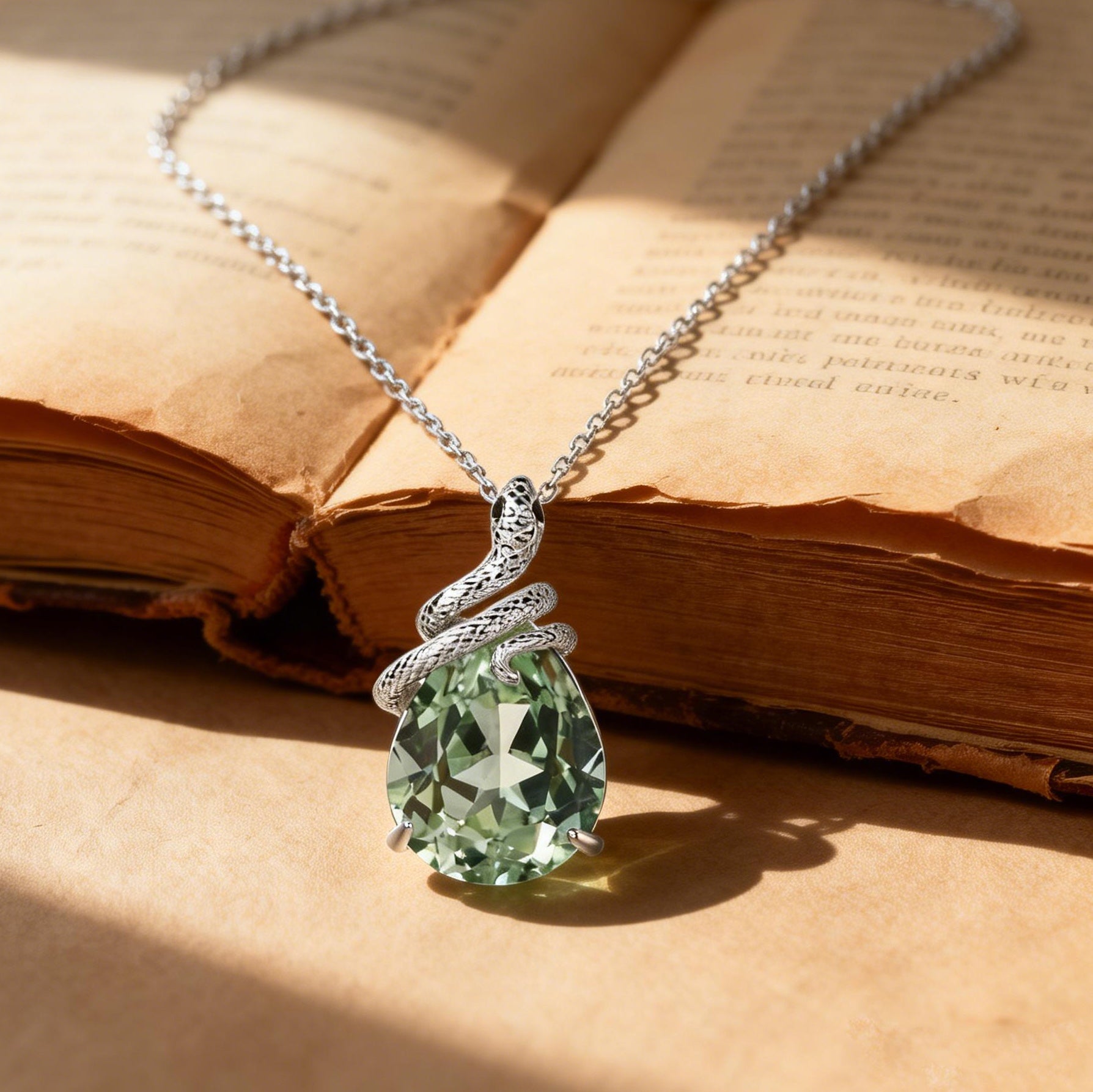 Collier inspiré par la nature, orné d'un serpent mystique sculpté en saphir vert de laboratoire taille poire - Serpens