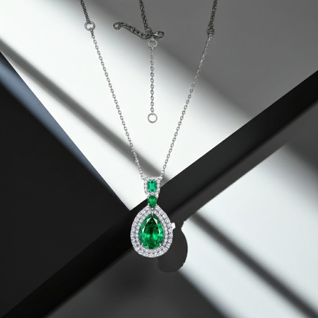 Collier pendentif halo d'émeraude taille poire