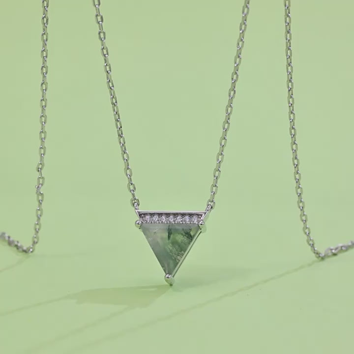 Dreieckig geschliffene Moosachat-Halskette mit funkelnden Akzenten für die Freundin - "Mystische Pyramide"