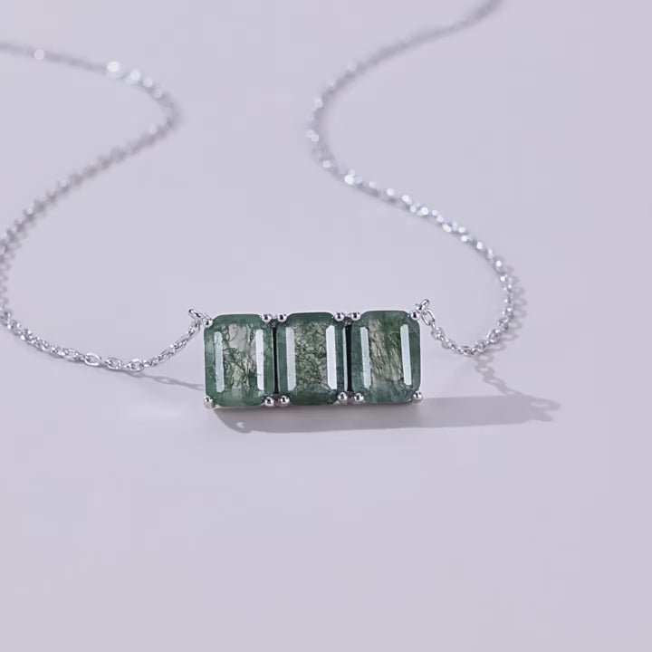 Collier minimaliste à trois pierres en agate mousse taille émeraude pour votre petite amie - « Voile verdoyant »