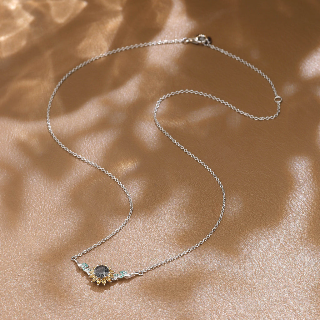 Collier Eleanor en quartz rutile noir taille ronde, motif tournesol.