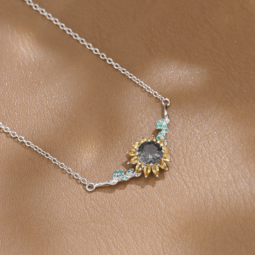Collier Eleanor en quartz rutile noir taille ronde, motif tournesol.