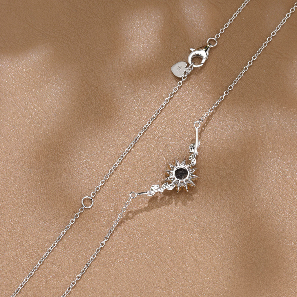 Collier Eleanor en quartz rutile noir taille ronde, motif tournesol.