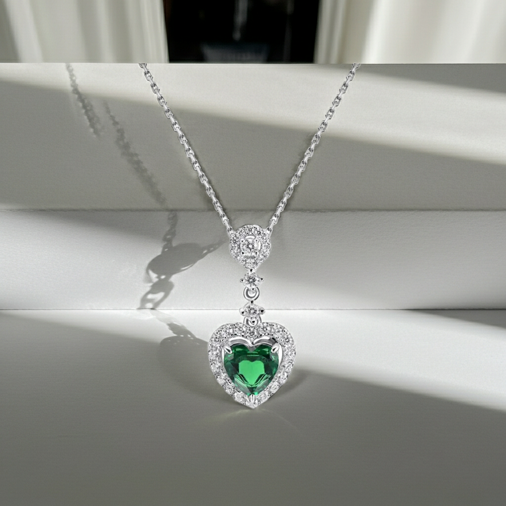 Pendentif halo en forme de cœur avec émeraude de laboratoire et émeraude de laboratoire
